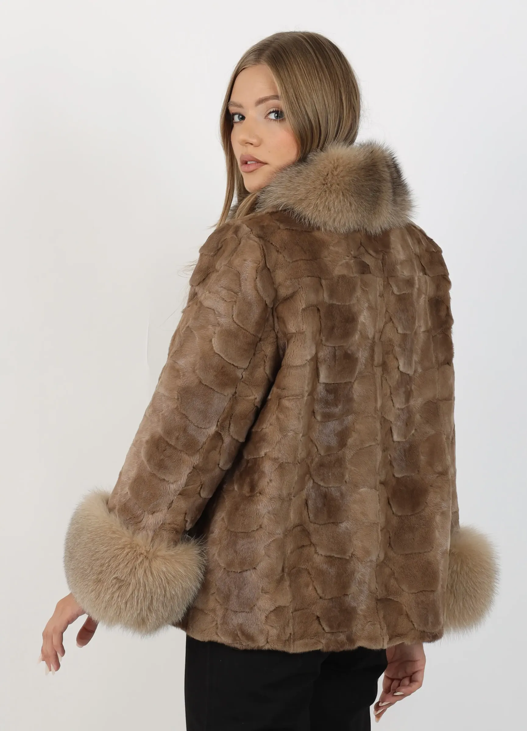 Capă de Damă din Blană de Nurcă și Guler din Blană de Vulpe Argintie Model Mirela Light Brown