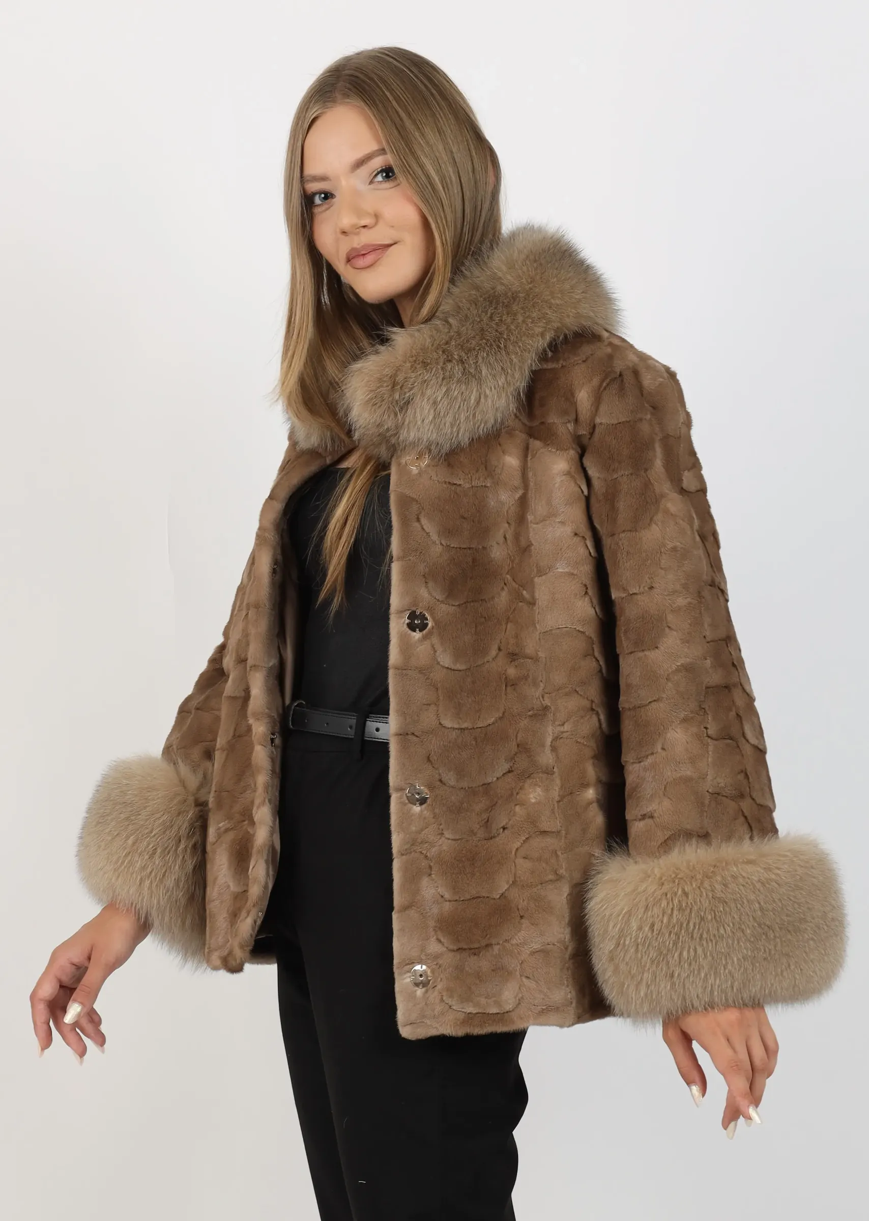 Capă de Damă din Blană de Nurcă și Guler din Blană de Vulpe Argintie Model Mirela Light Brown