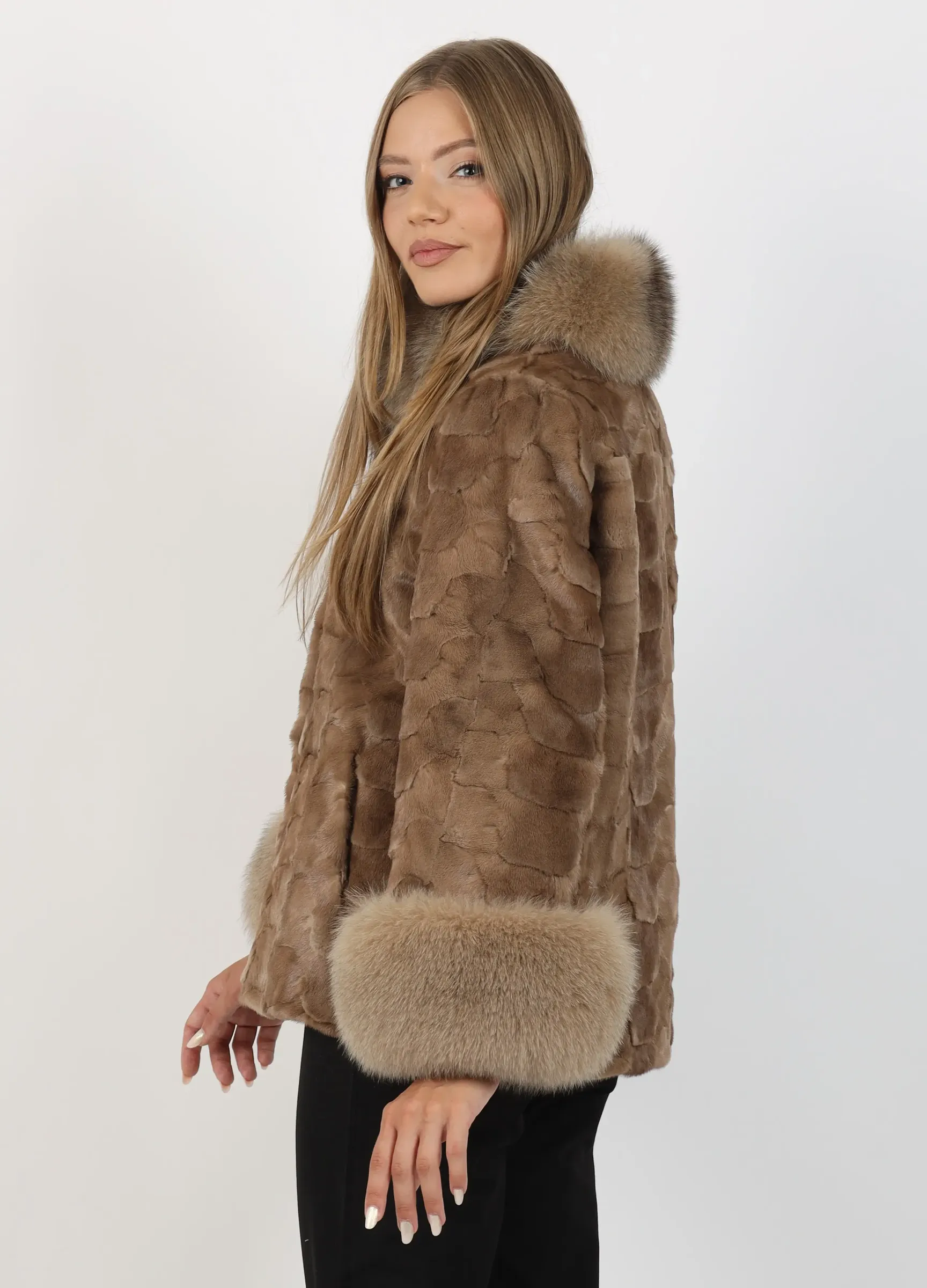 Capă de Damă din Blană de Nurcă și Guler din Blană de Vulpe Argintie Model Mirela Light Brown