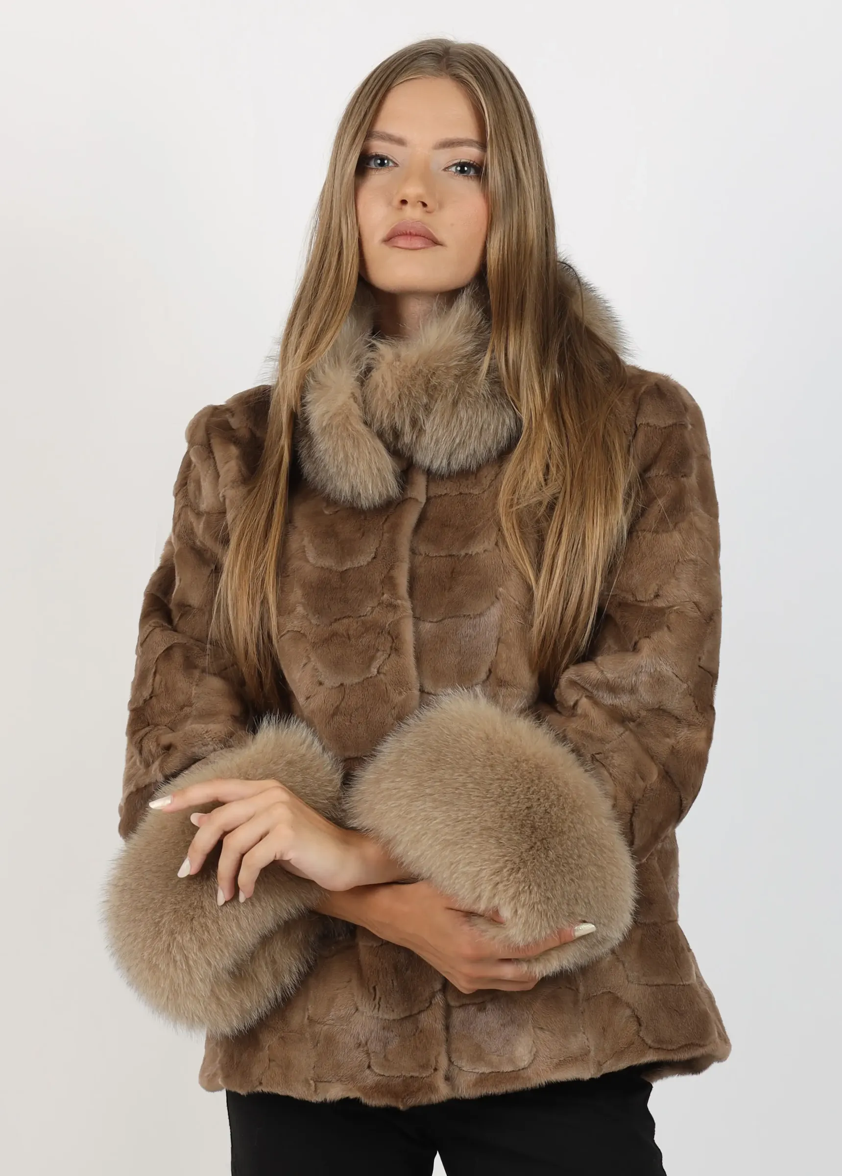 Capă de Damă din Blană de Nurcă și Guler din Blană de Vulpe Argintie Model Mirela Light Brown
