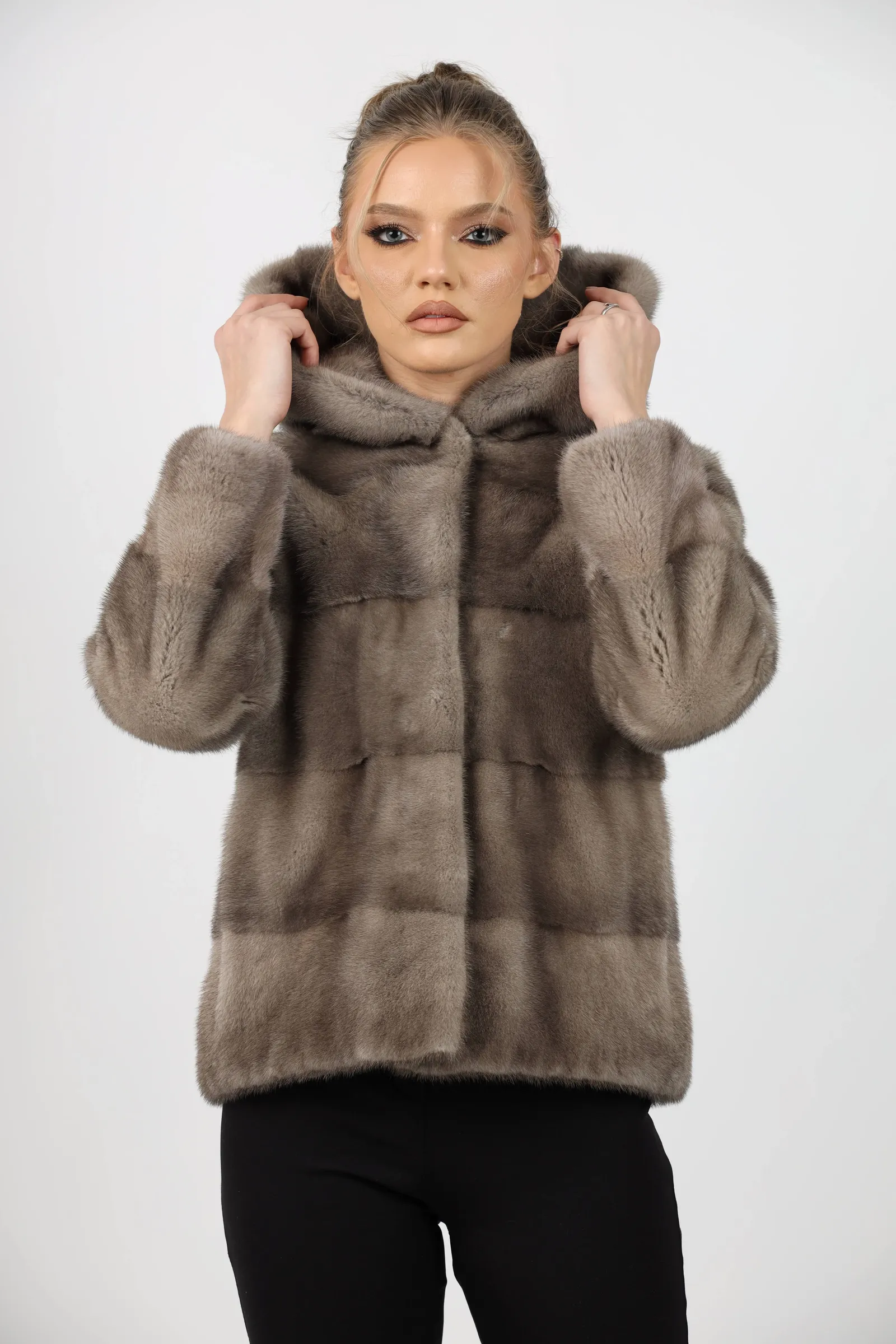 Haină de Damă din Blană de Nurcă cu Glugă Model Vizon Zefir