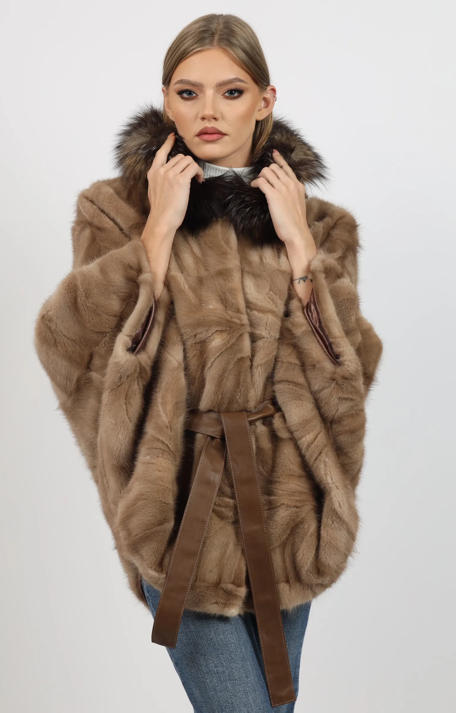 Poncho de Damă din Nurcă cu Cordon și Guler din Vulpe Argintie Butterfly Light Brown