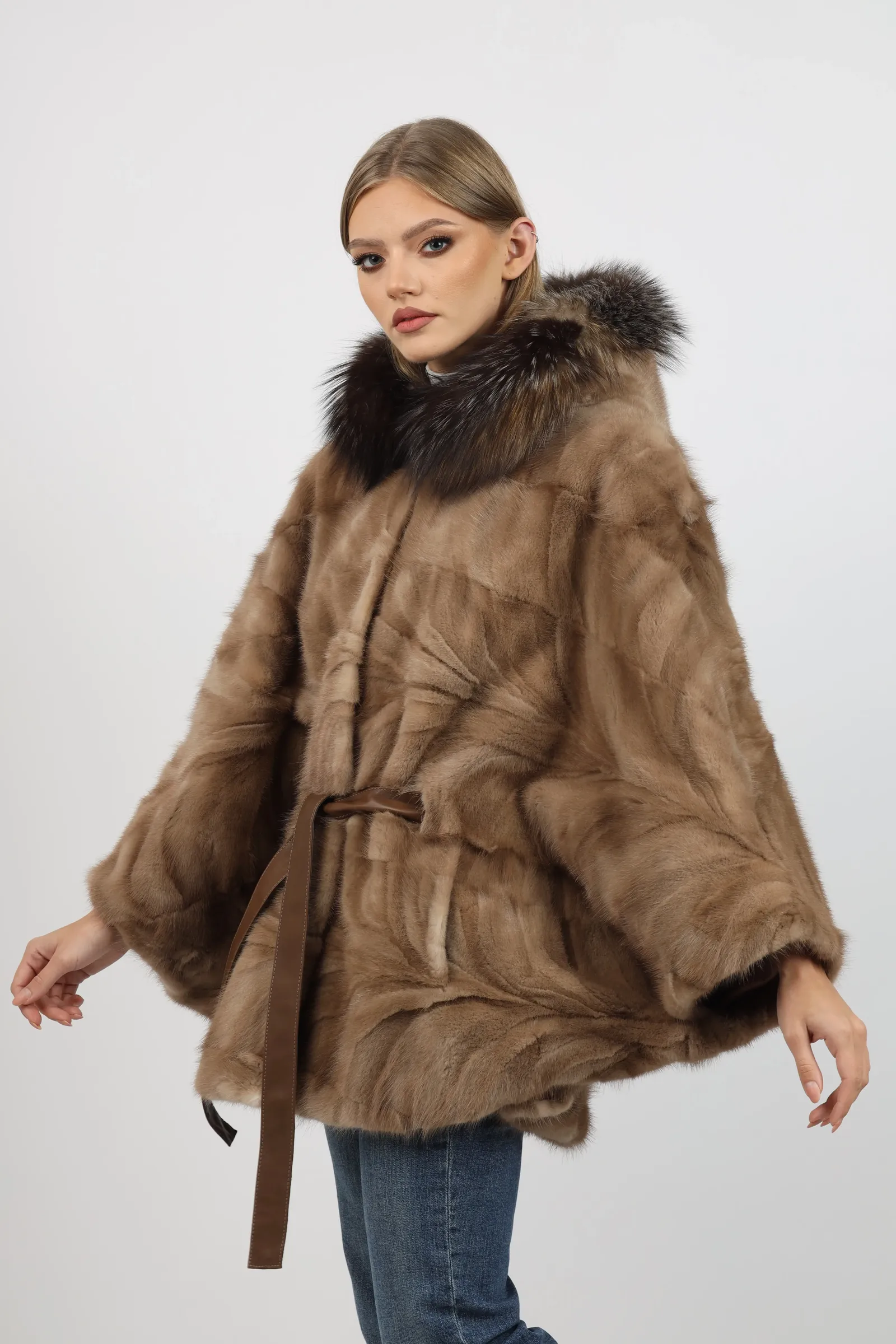 Poncho de Damă din Nurcă cu Cordon și Guler din Vulpe Argintie Butterfly Light Brown