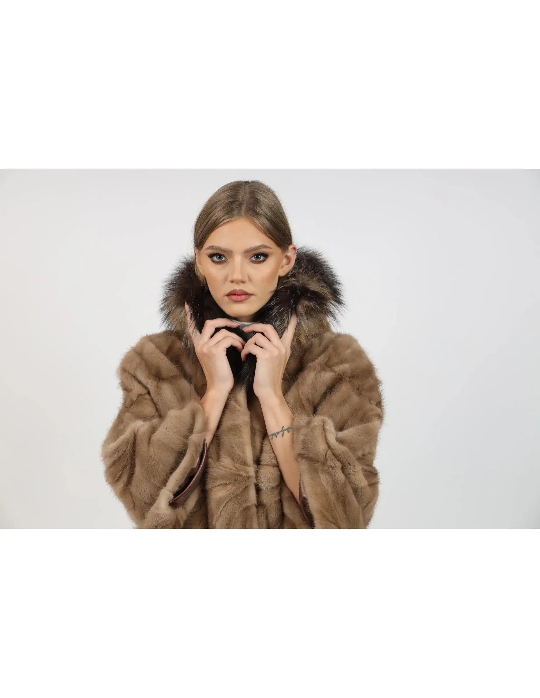 Poncho de Damă din Nurcă cu Cordon și Guler din Vulpe Argintie Butterfly Light Brown