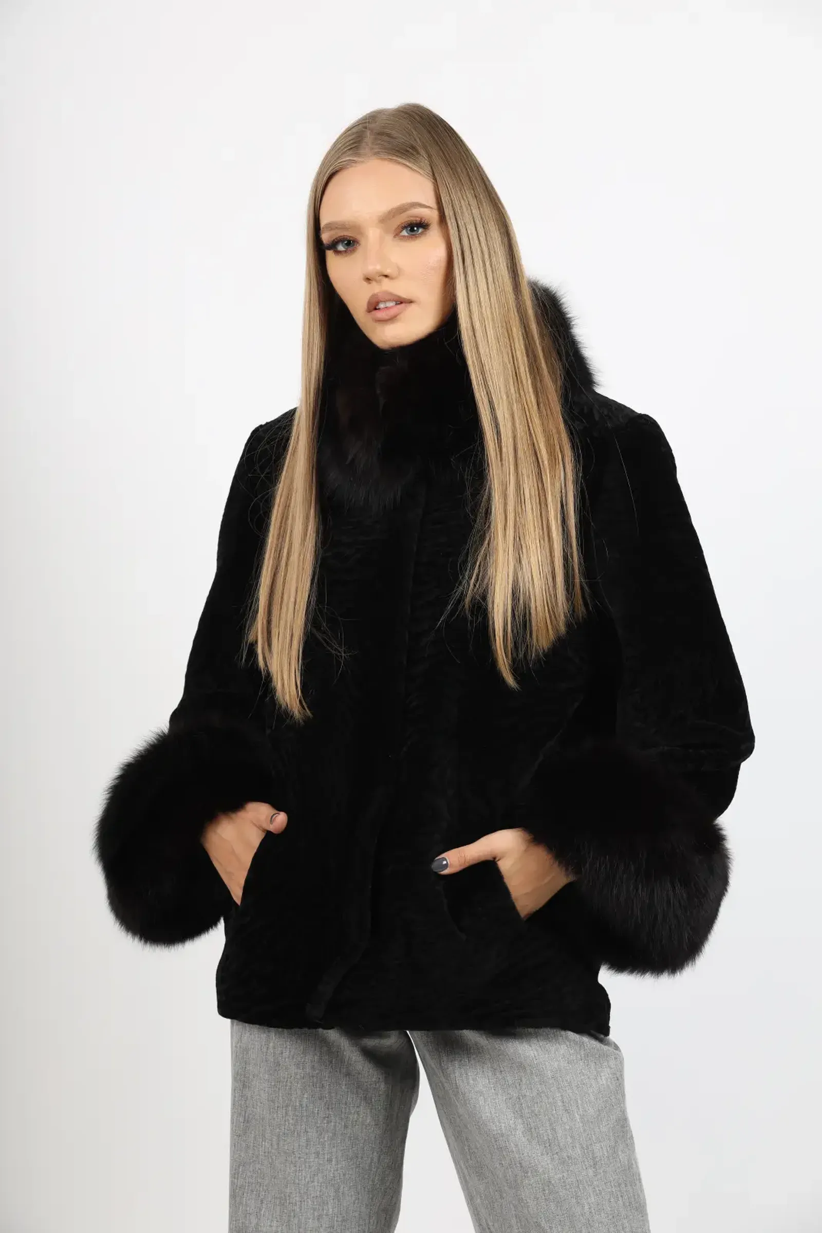 Capă de Damă din Blană de Miel Australian Negru și Guler din Vulpe Argintie Model Mirela Negru