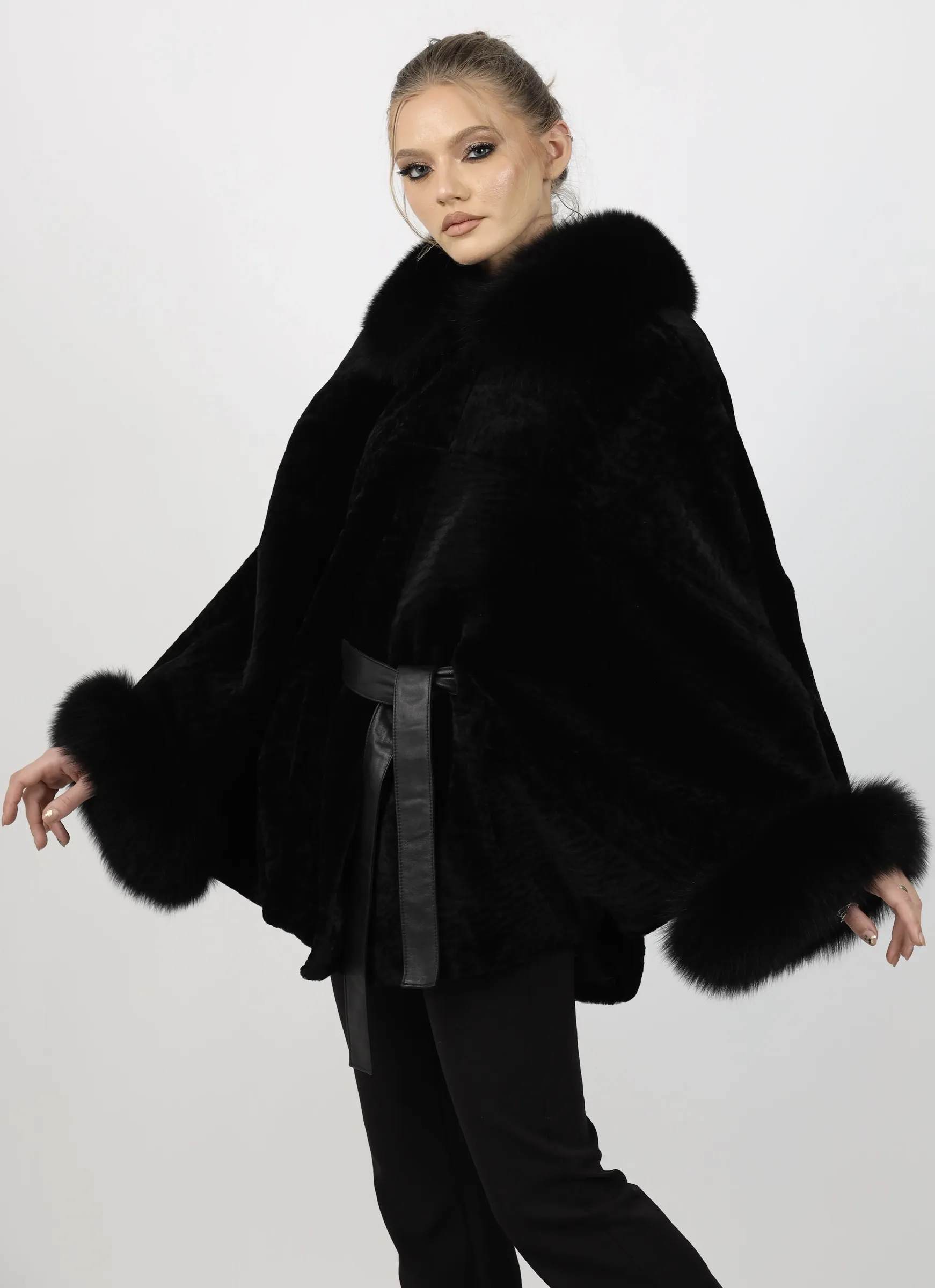 Poncho de Damă Universal din Blană de Miel Australian și Garnituri din Vulpe Argintie Model Astragan Full Black
