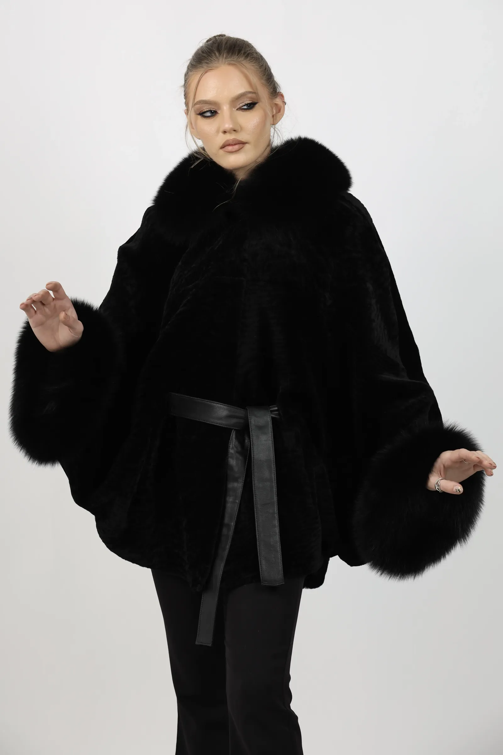 Poncho de Damă Universal din Blană de Miel Australian și Garnituri din Vulpe Argintie Model Astragan Full Black