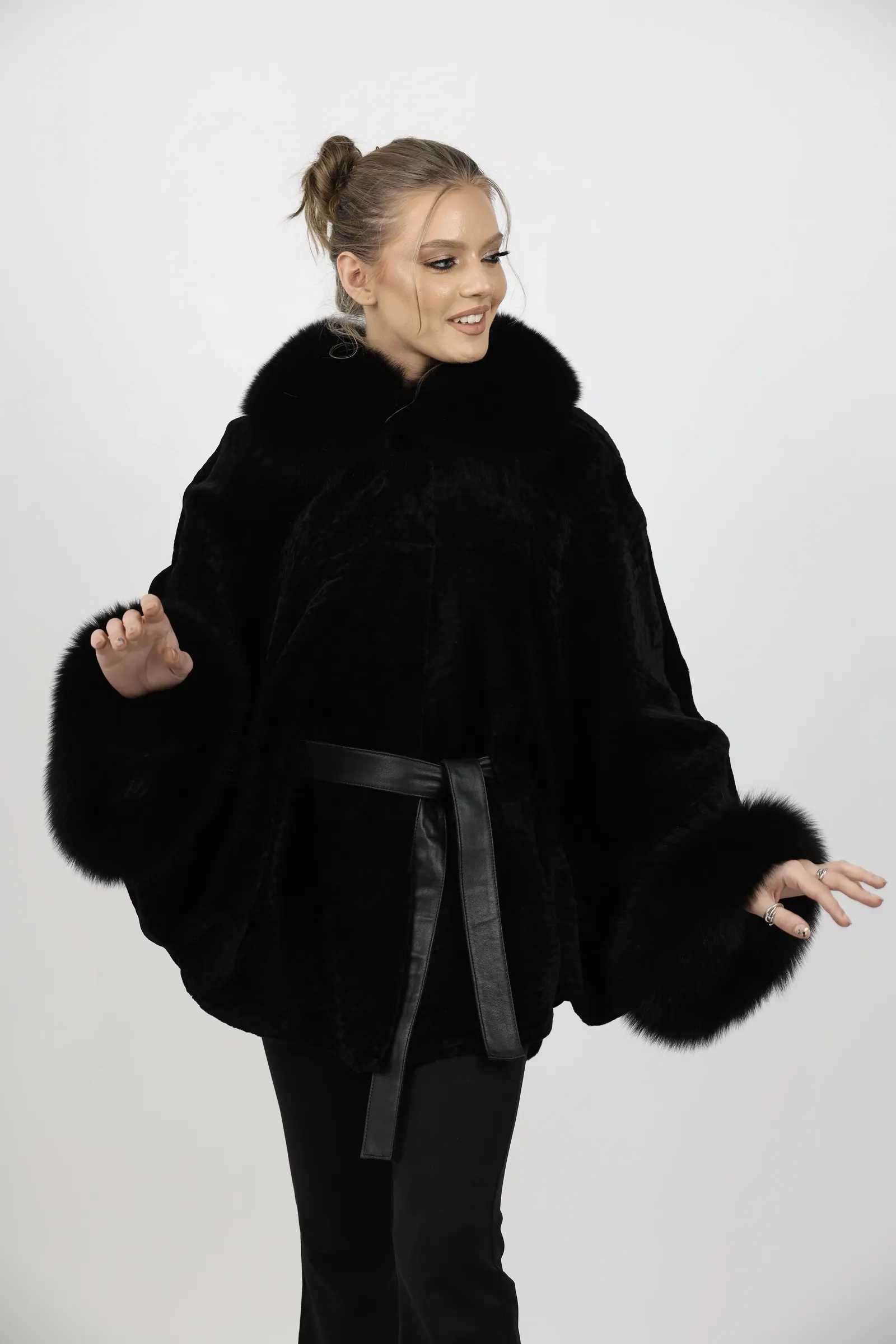 Poncho de Damă Universal din Blană de Miel Australian și Garnituri din Vulpe Argintie Model Astragan Full Black