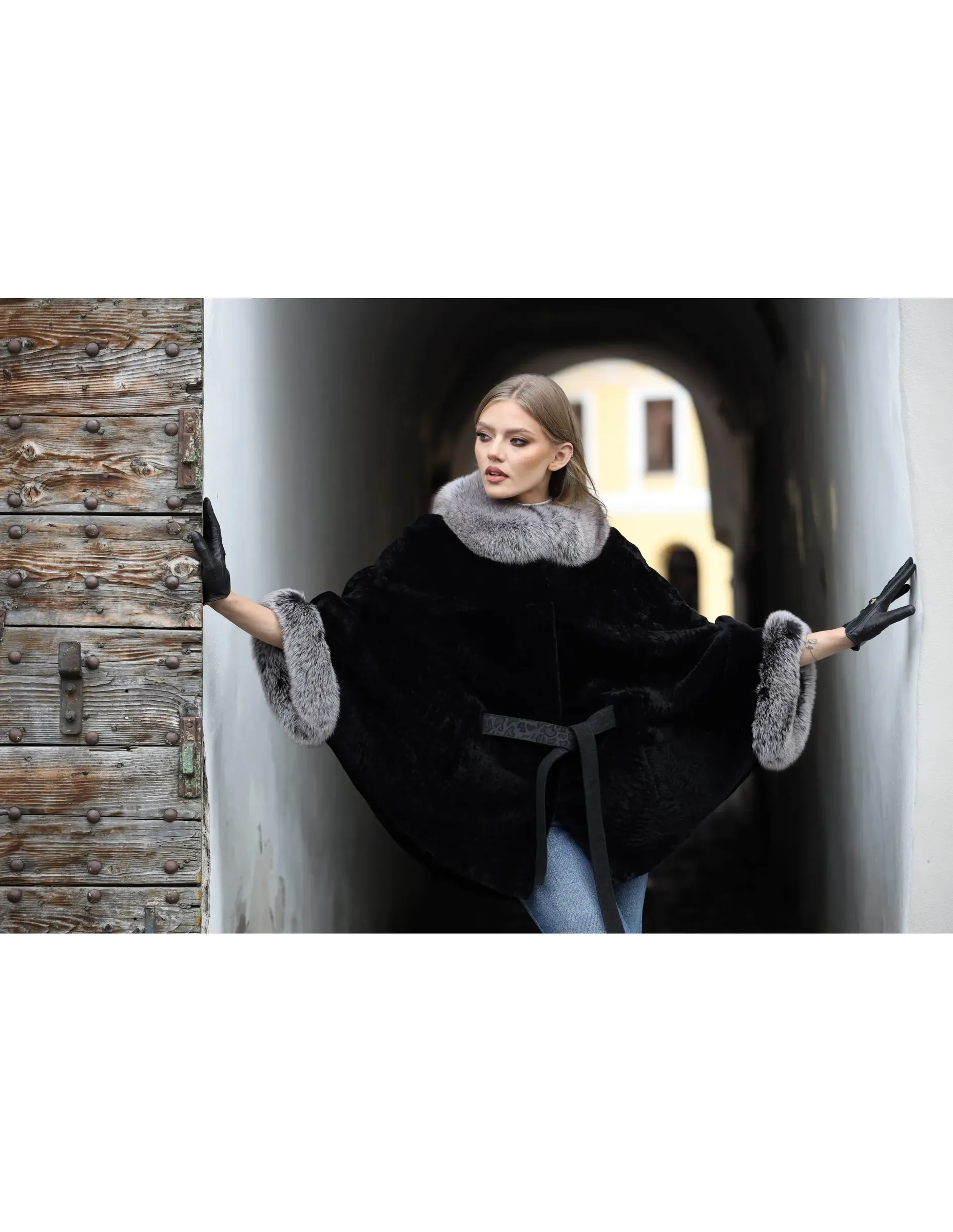 Poncho de Damă Universal din Blană de Miel Australian și Garnituri din Vulpe Argintie Model Astragan Negru