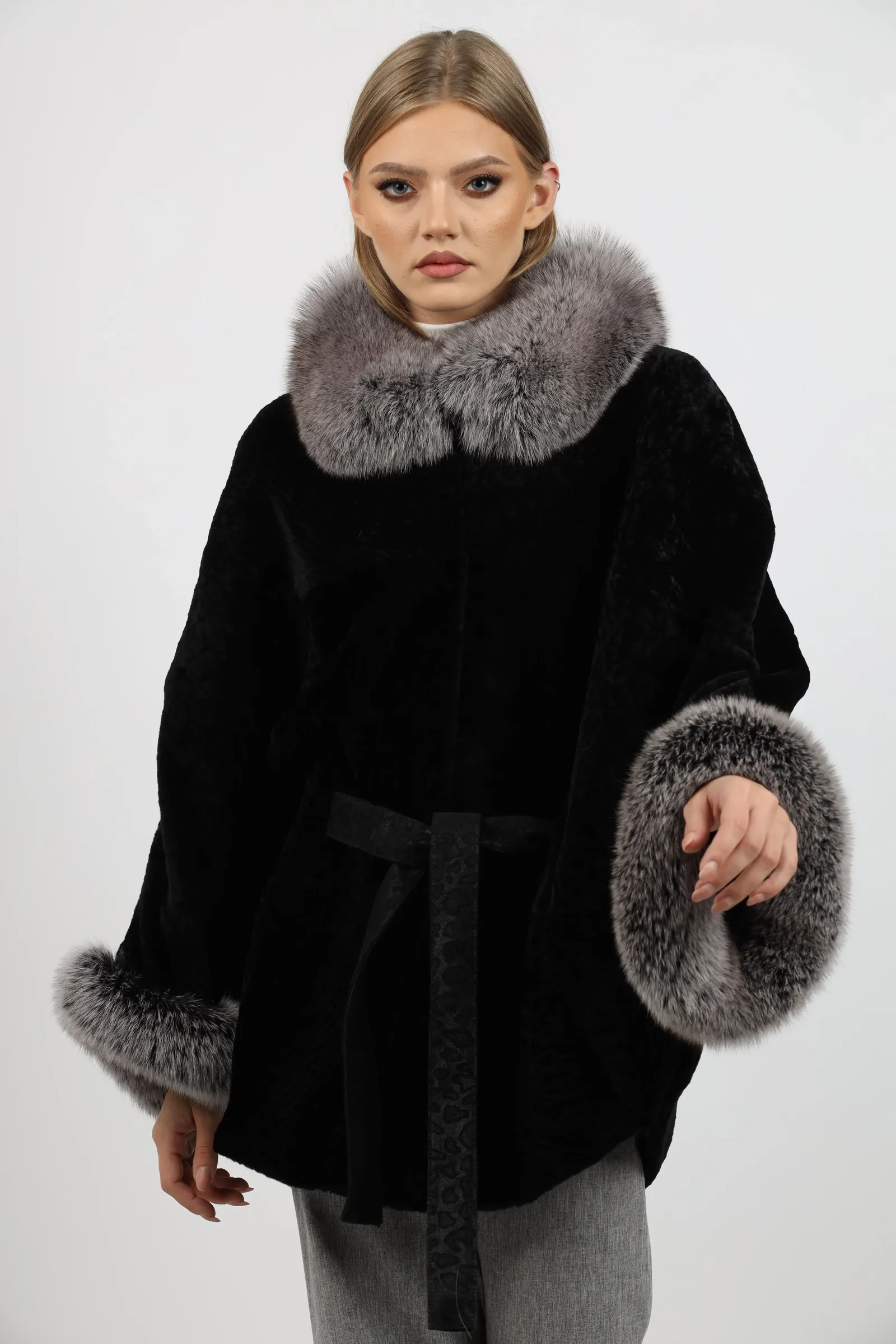 Poncho de Damă Universal din Blană de Miel Australian și Garnituri din Vulpe Argintie Model Astragan Negru