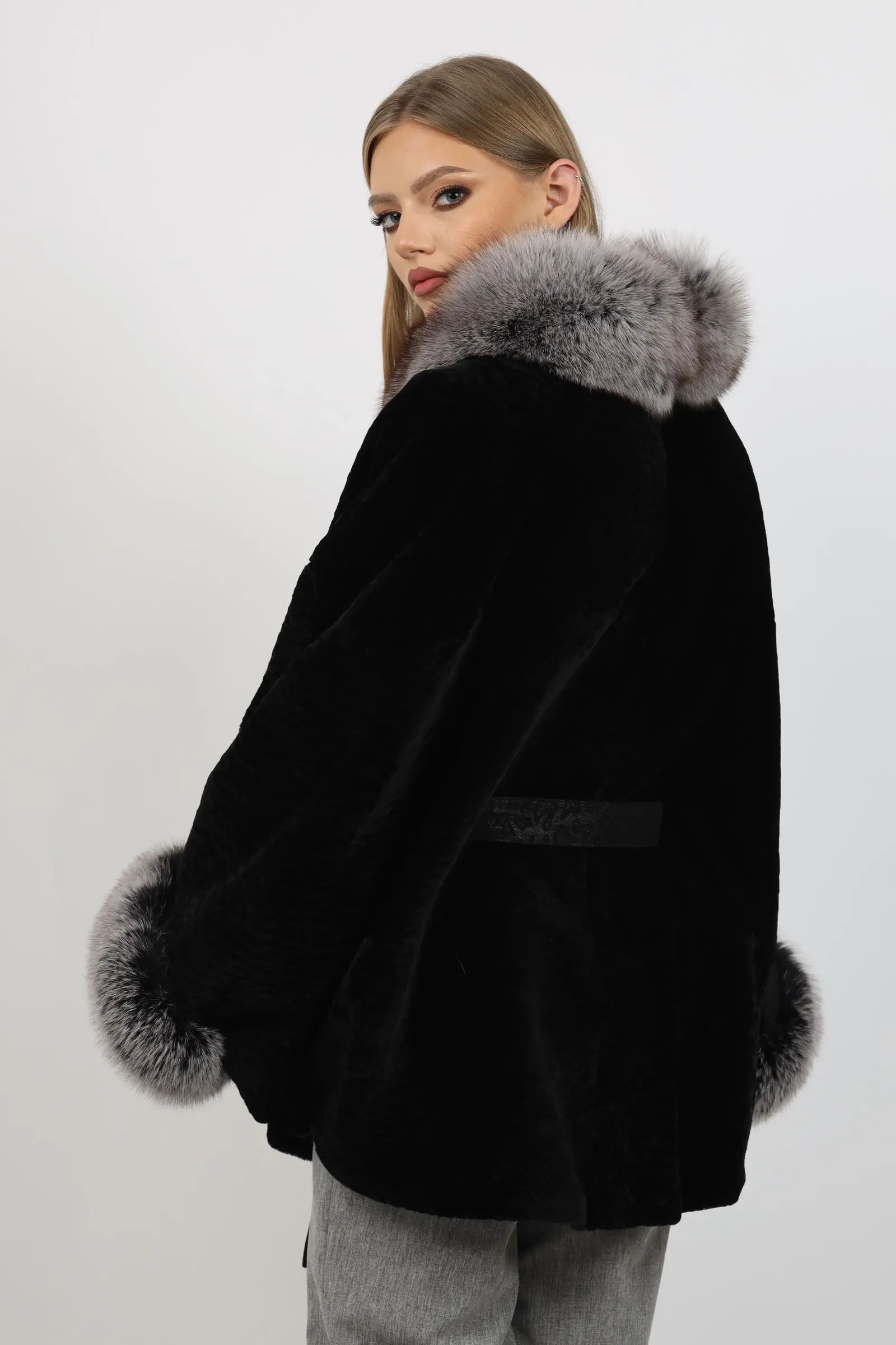 Poncho de Damă Universal din Blană de Miel Australian și Garnituri din Vulpe Argintie Model Astragan Negru