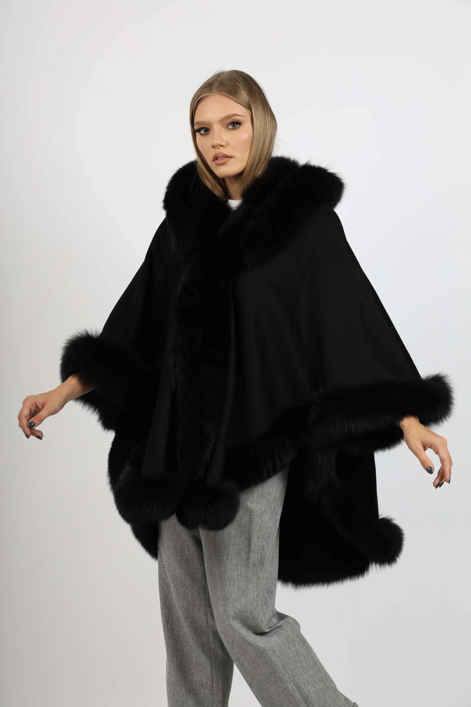 Poncho de Damă din Stofă de Cașmir și Vulpe Argintie cu Glugă Negru