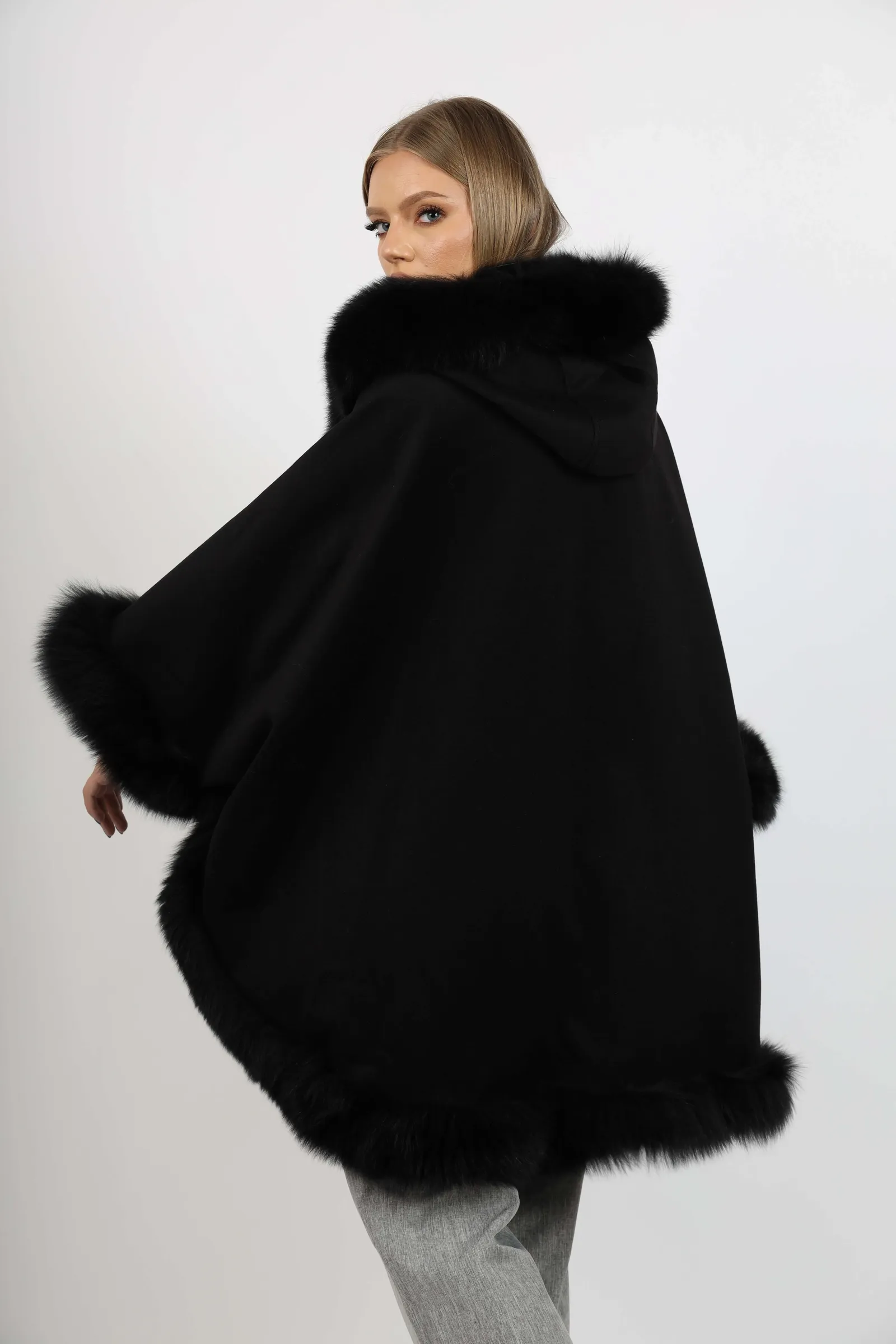 Poncho de Damă din Stofă de Cașmir și Vulpe Argintie cu Glugă Negru