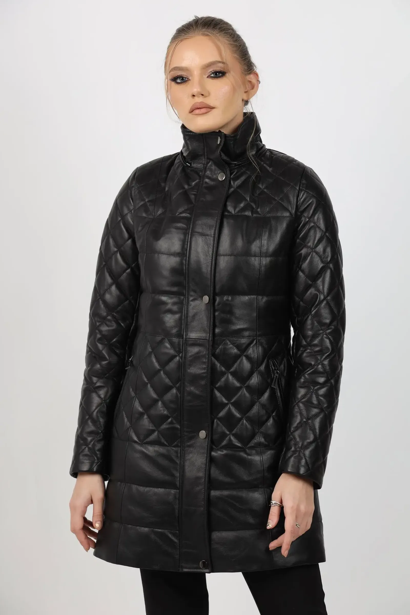 Geacă de Damă din Piele de Miel Matlasată cu Glugă Detașabilă din Vulpe Argintie Model Ana Negru