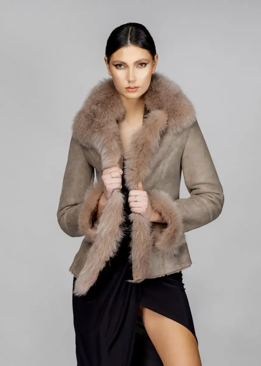 Cojoc de Damă din Blană de Miel Napalan cu Guler și Garnituri din Vulpe Argintie Model Sofia Bej