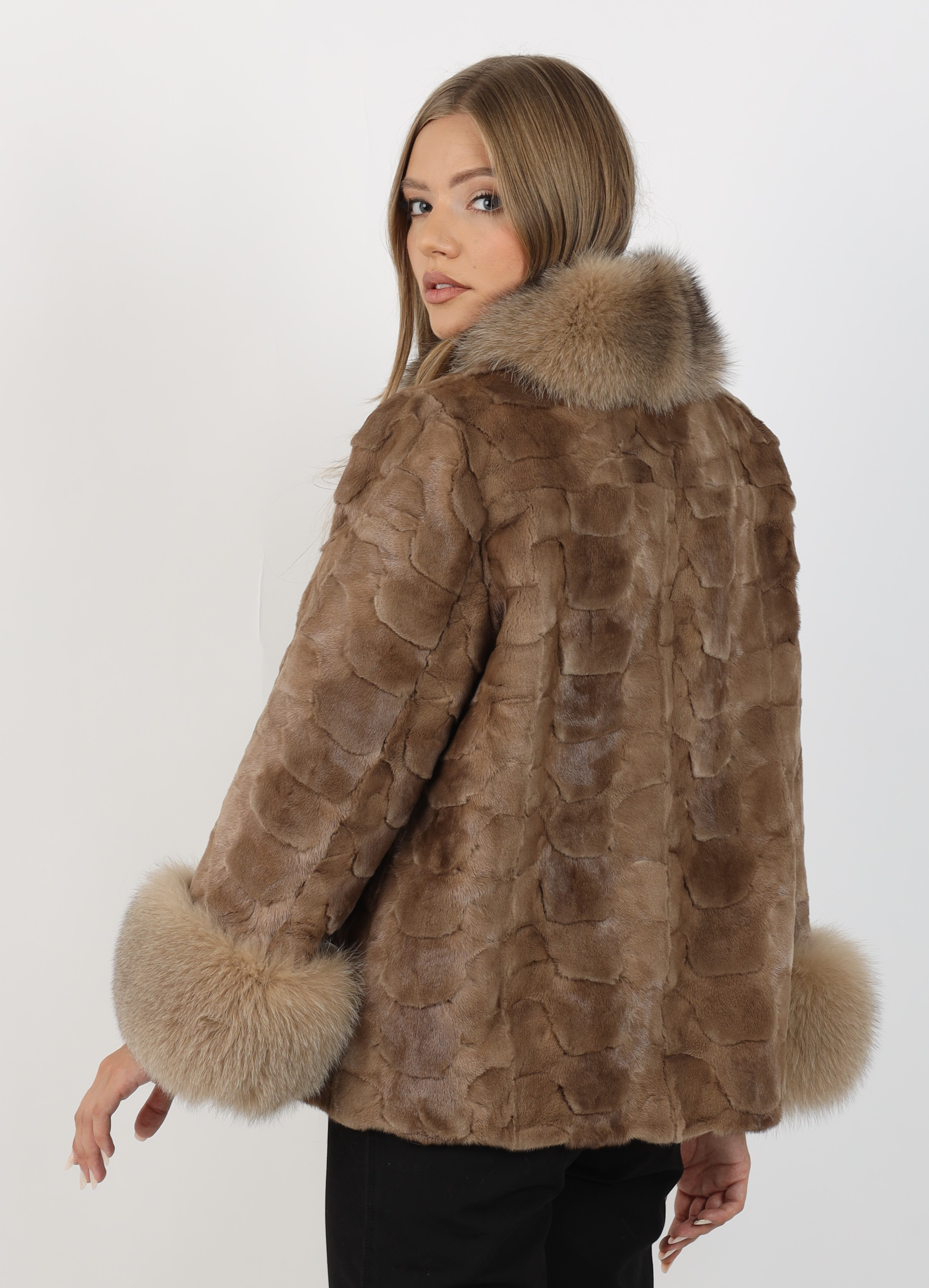 Capă de Damă din Blană de Nurcă și Guler din Blană de Vulpe Argintie Model Mirela Light Brown - imagine 4