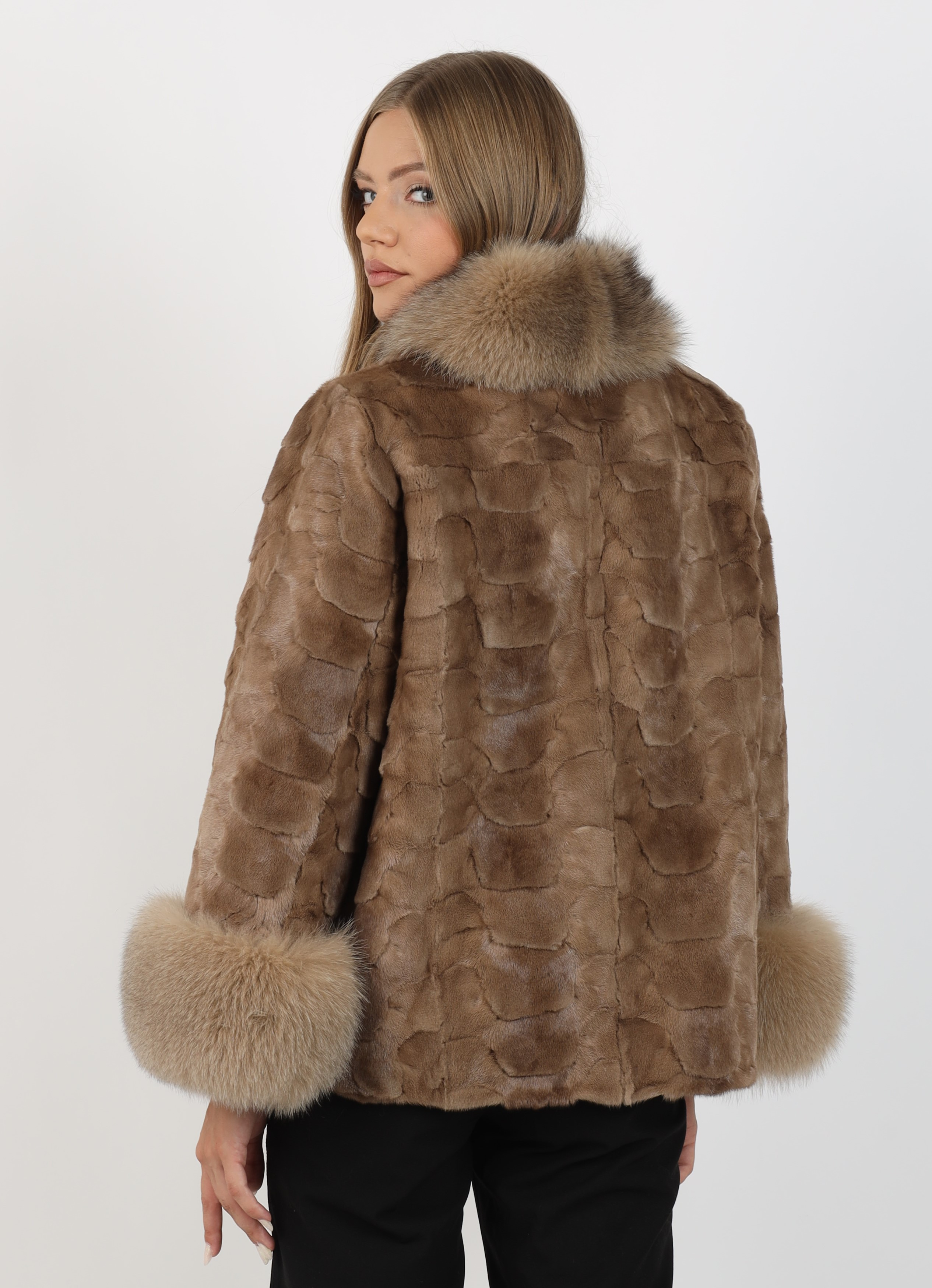 Capă de Damă din Blană de Nurcă și Guler din Blană de Vulpe Argintie Model Mirela Light Brown - imagine 6