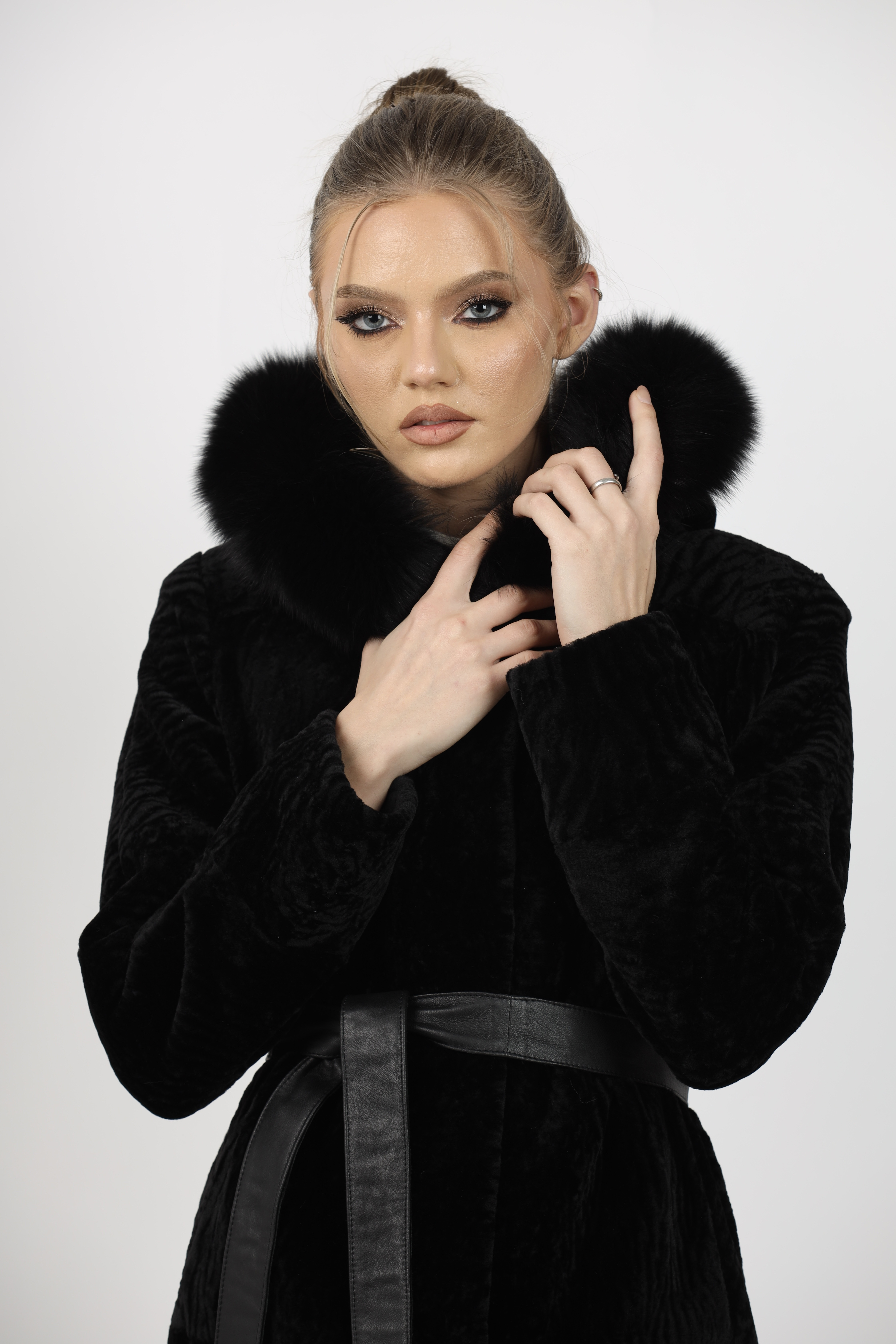 Cojoc de Damă din Blană de Miel Australian și Glugă din Blană de Vulpe Argintie Model Fiora Negru - imagine 3