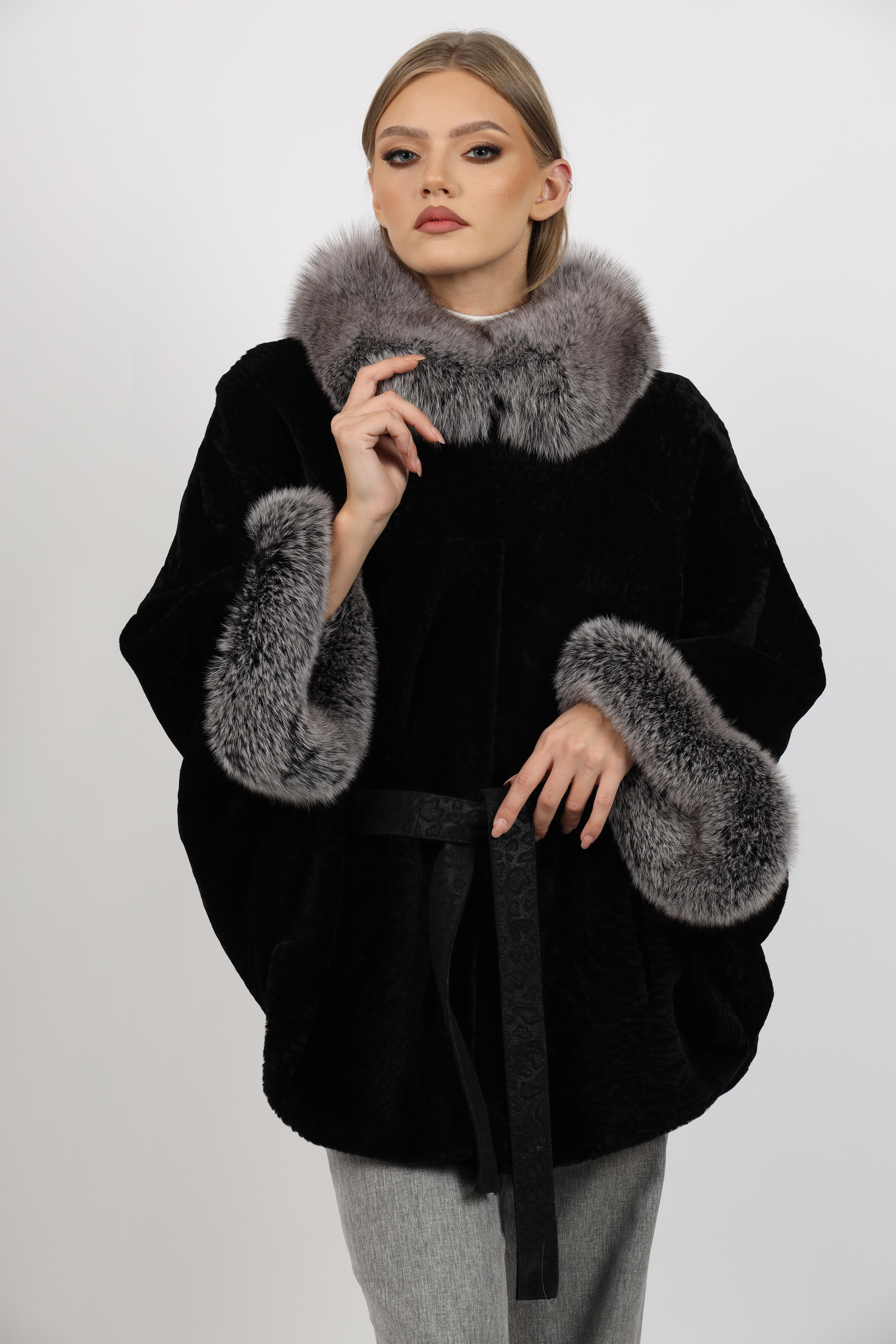 Poncho de Damă Universal din Blană de Miel Australian și Garnituri din Vulpe Argintie Model Astragan Negru - imagine 2