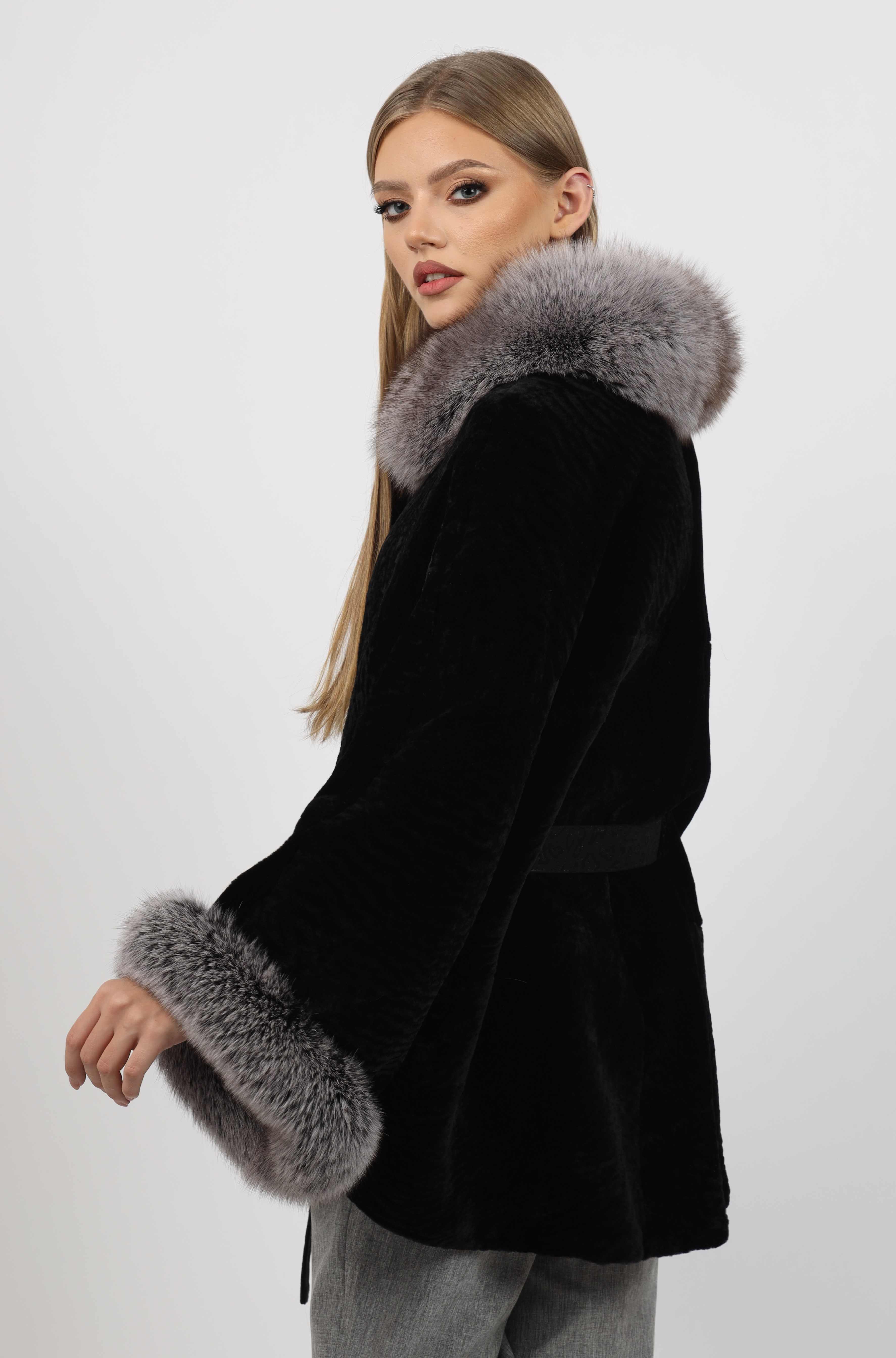 Poncho de Damă Universal din Blană de Miel Australian și Garnituri din Vulpe Argintie Model Astragan Negru - imagine 4