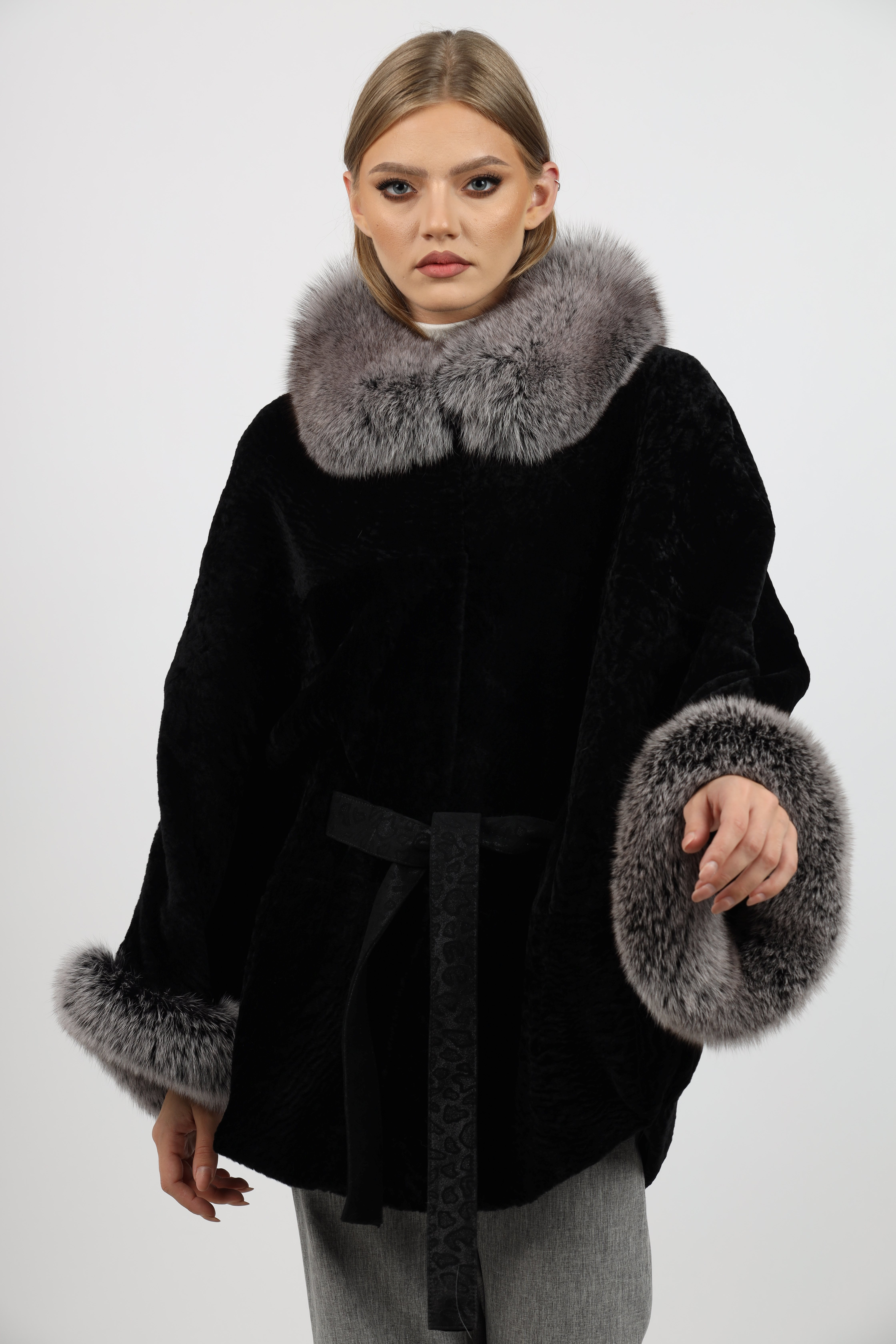 Poncho de Damă Universal din Blană de Miel Australian și Garnituri din Vulpe Argintie Model Astragan Negru - imagine 5